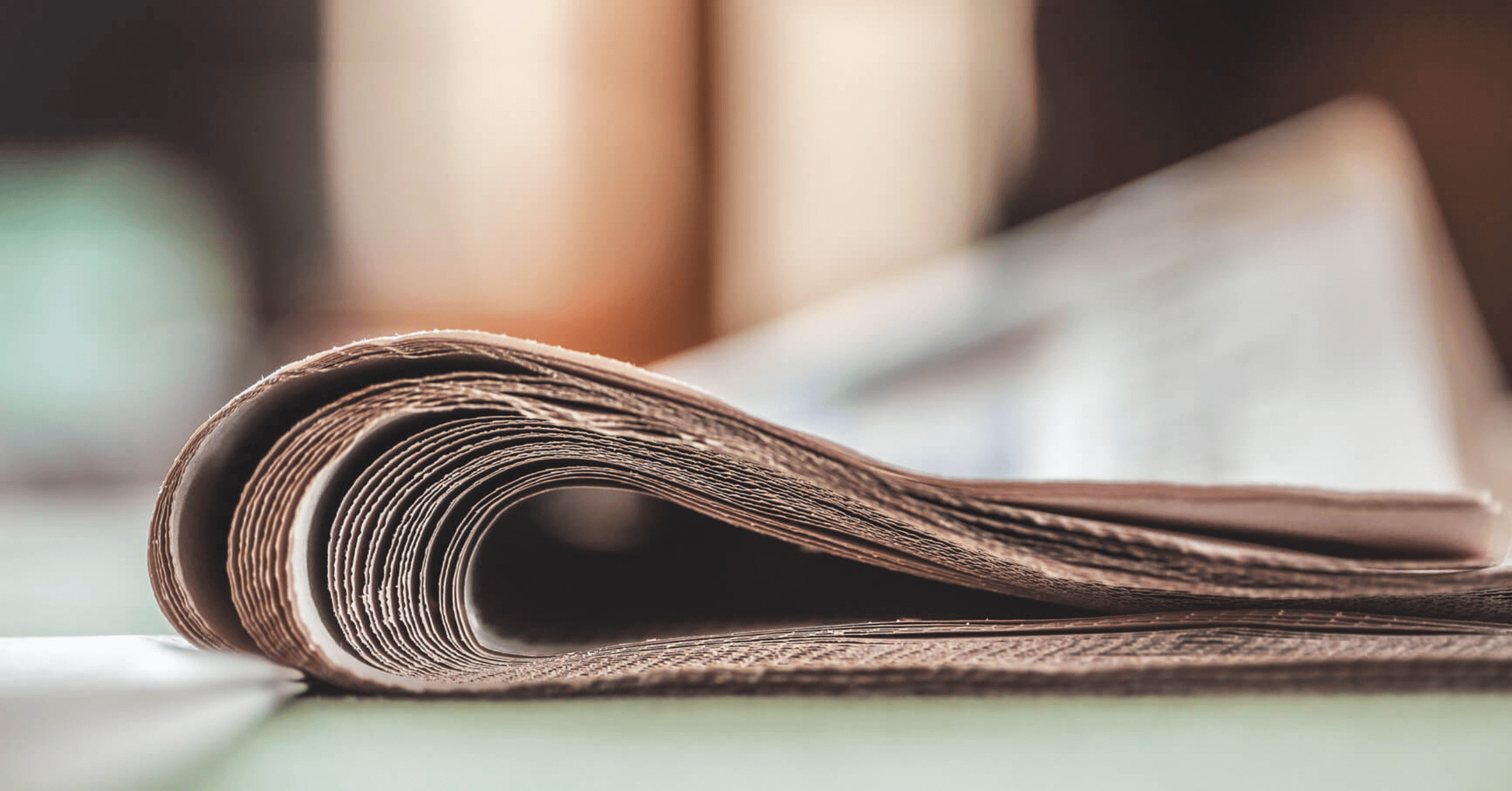 Papiravis ligger brettet på et bord.