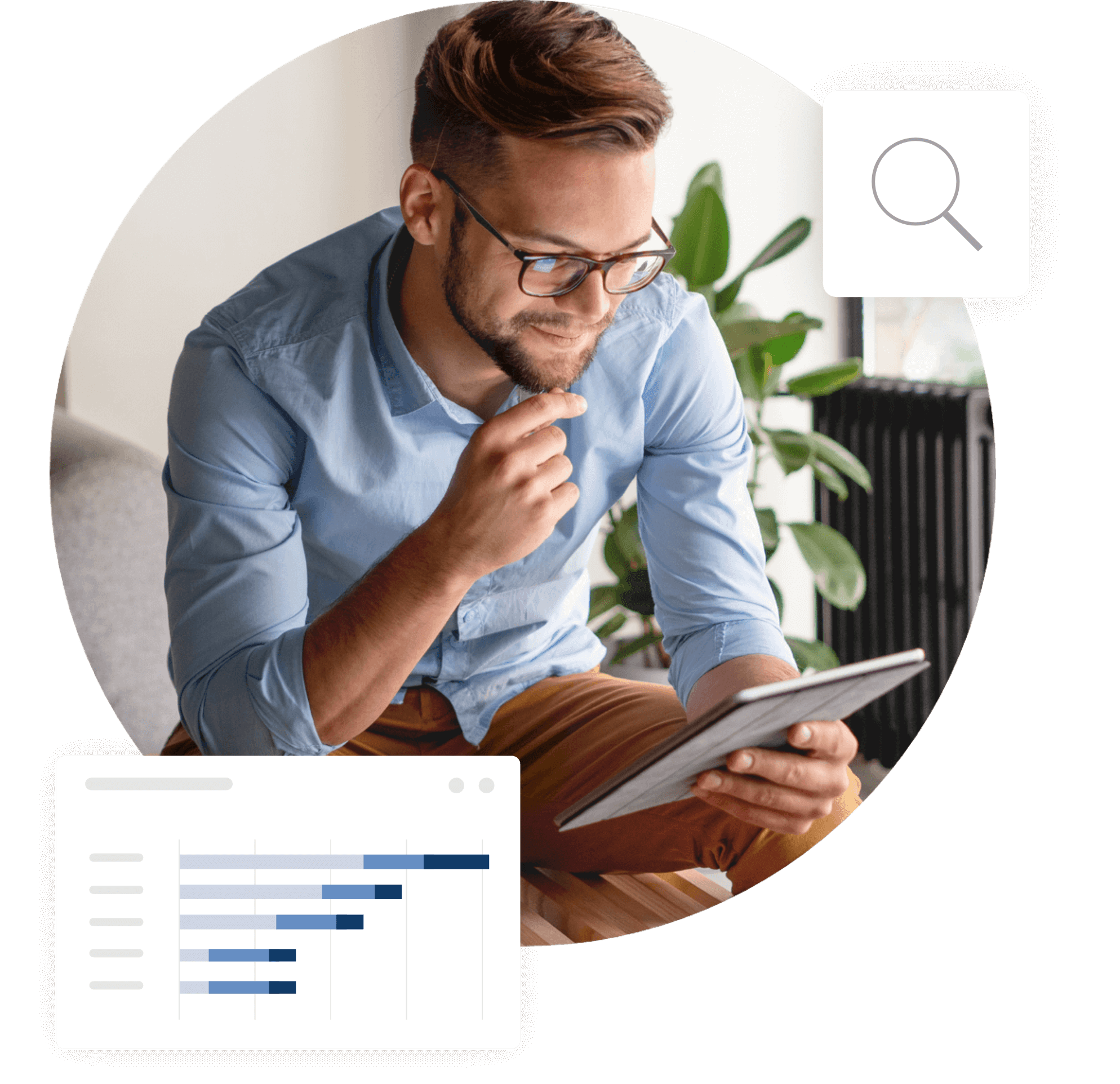 Mann med briller leser på en tablet og smiler.