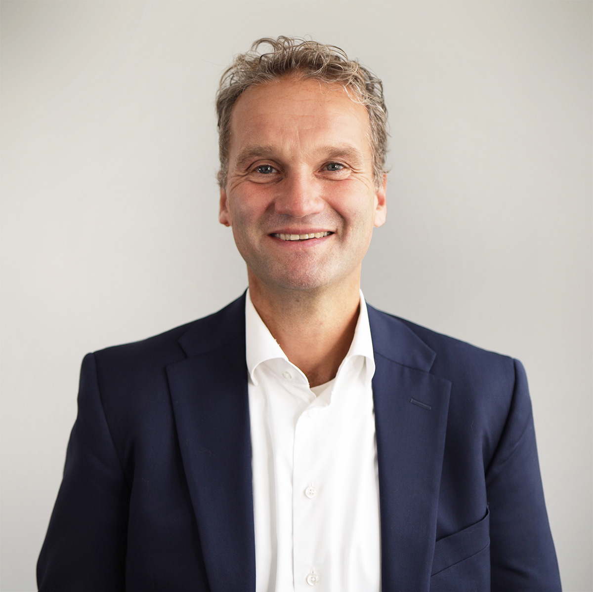Mann smiler til kamera