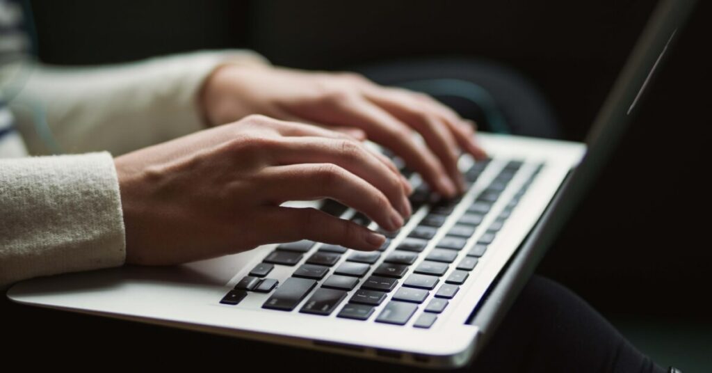 Noen skriver på en laptop