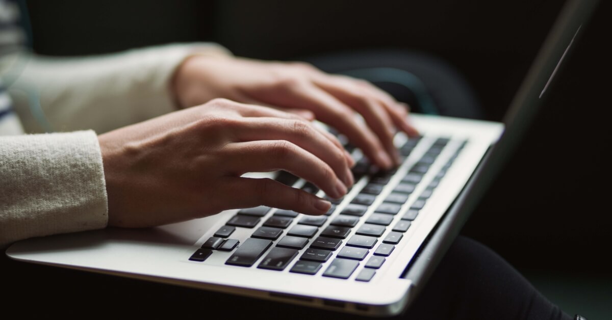 Noen skriver på en laptop